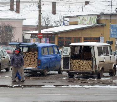 Razie printre vânzătorii de lemne de lângă Oradea Plaza. Miercuri au rămas fără marfă, joi au fost la loc 